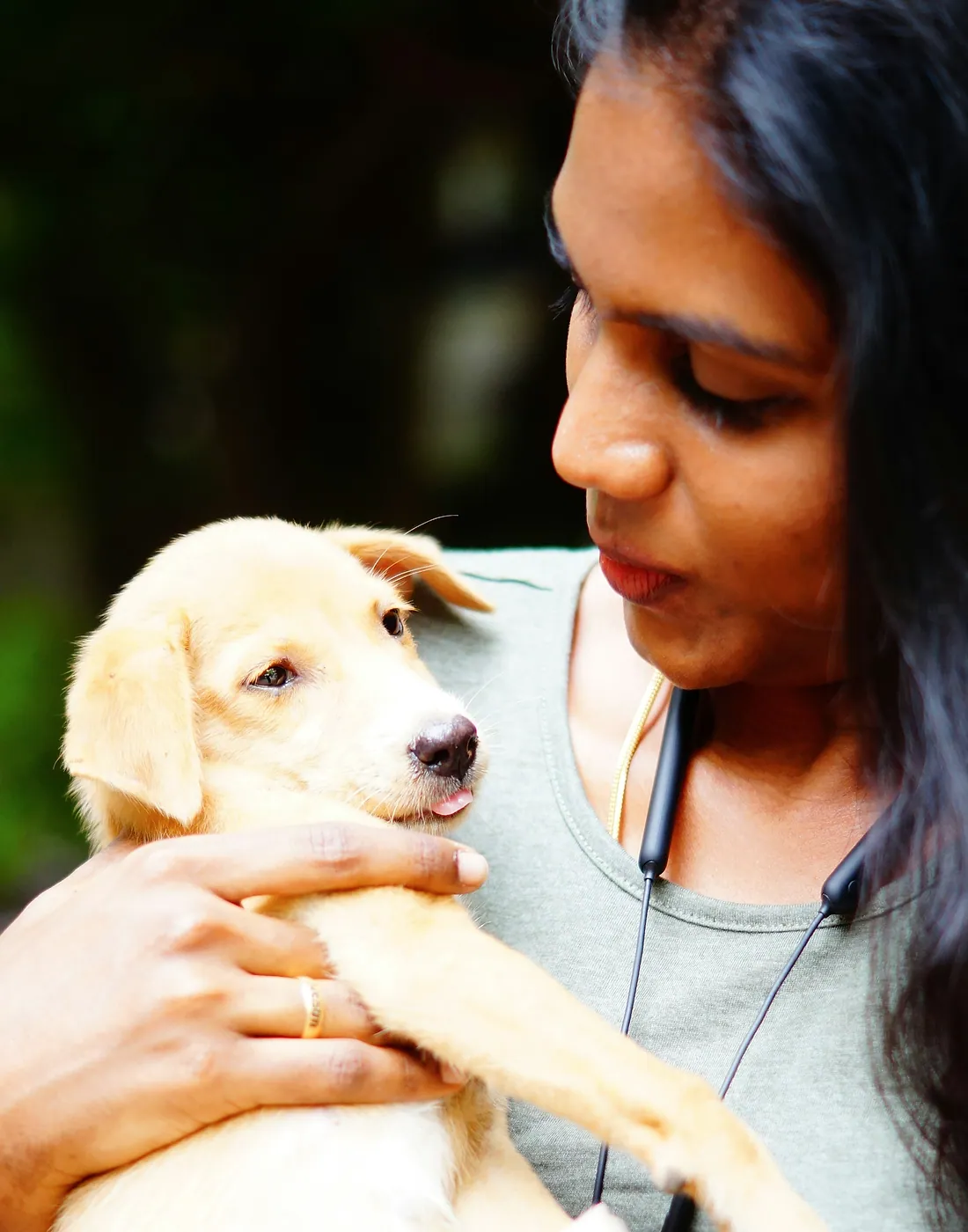 Veterinaria sosteniendo a un cachorro durante la consulta